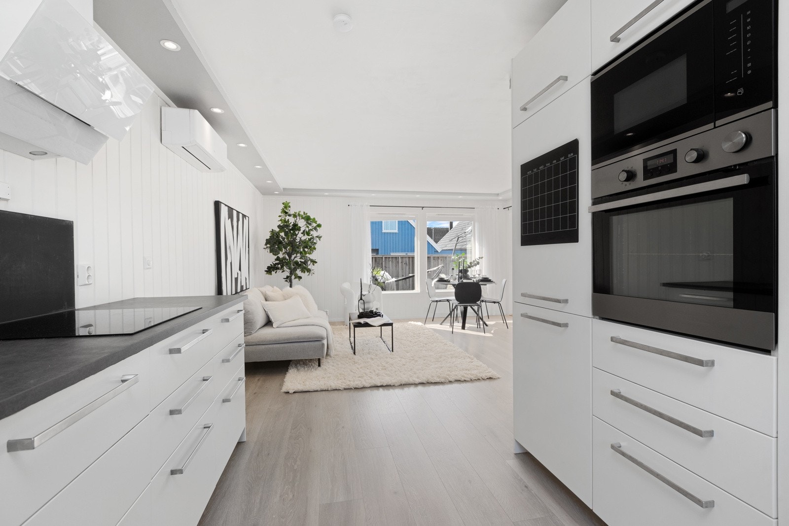 Moderne kjøkken med integrerte hvitevarer Galleribilde