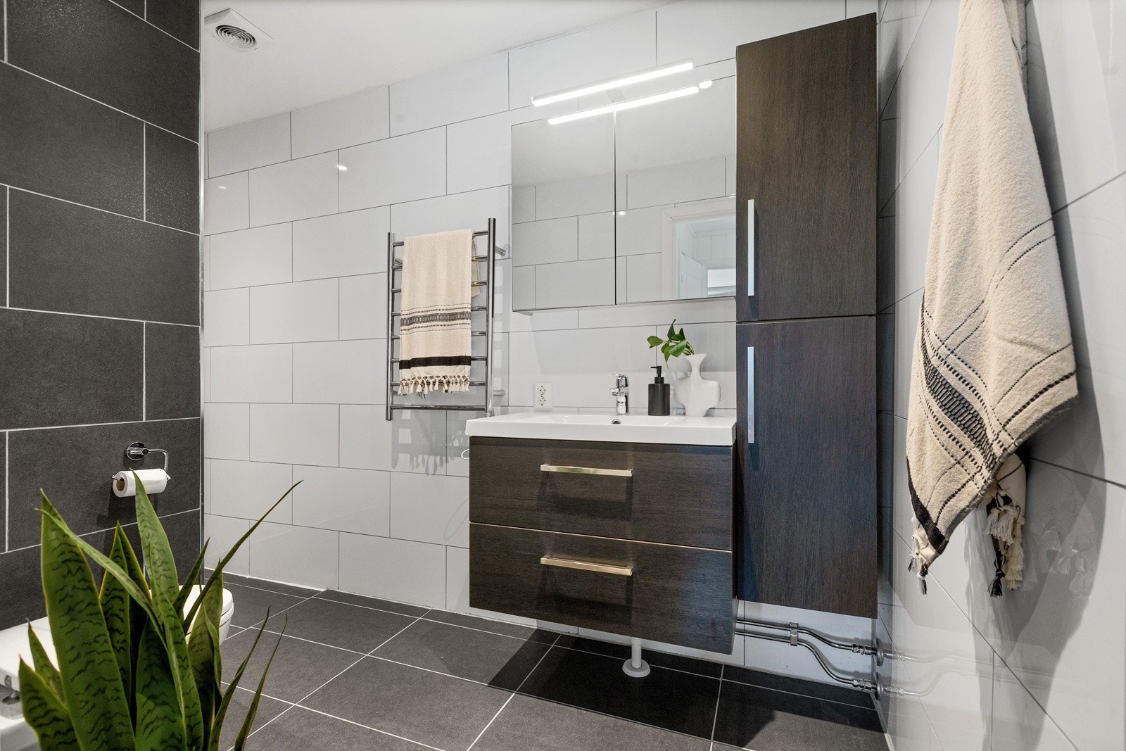 Ganske stort flislagt bad fra 2018- varmekabel i gulv Galleribilde