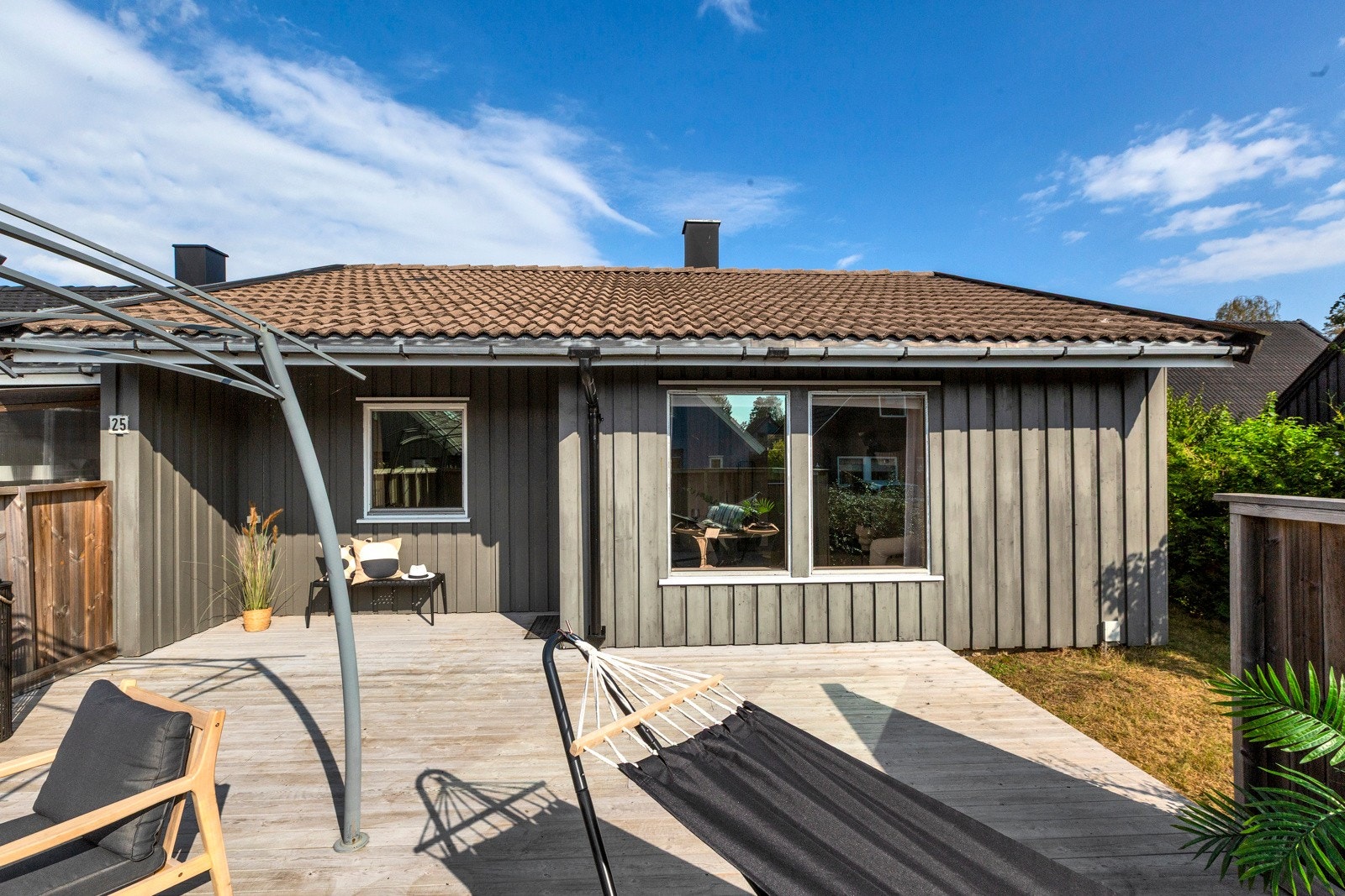 Stor hyggelig terrasse - plass til flere sittegrupper og grill Galleribilde