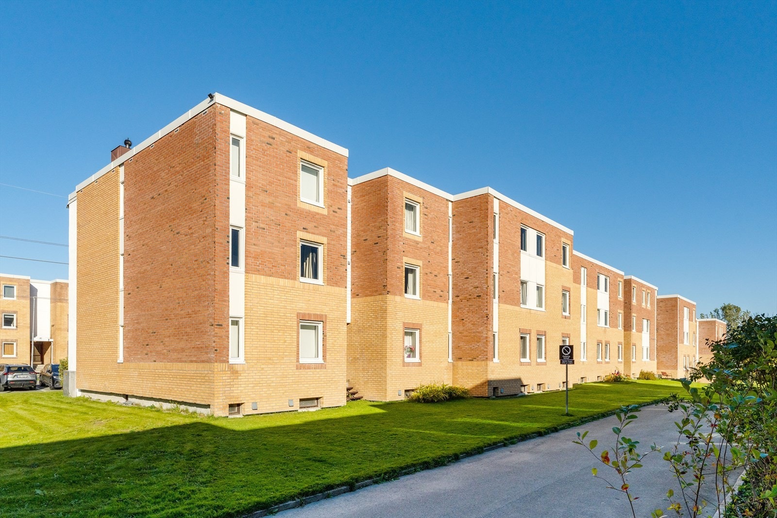 Boligen ligger i et rolig og etablert boligområde med kort vei til dagligvare, bussforbindelser og flotte grøntområder. Galleribilde