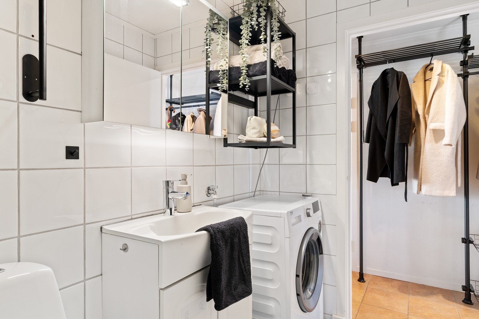 Badet har moderne uttrykk og arealet er effektivt utnyttet. Galleribilde