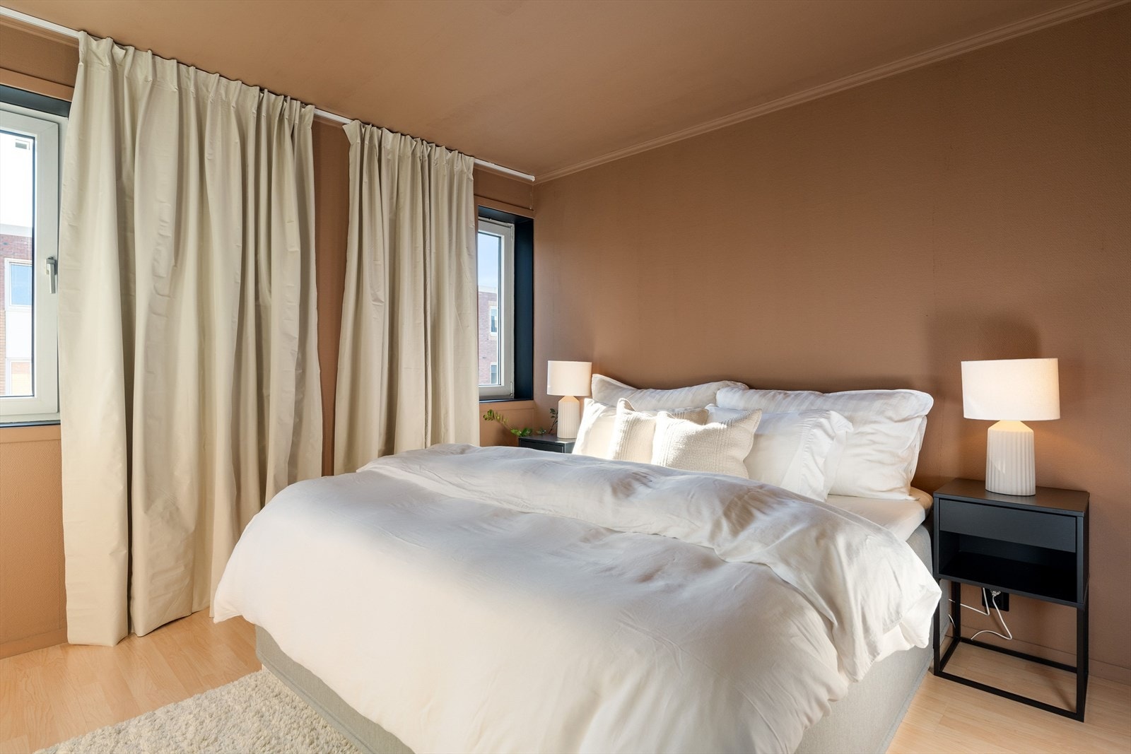 Store vinduer gir godt lysinnslipp og en behagelig atmosfære. Galleribilde