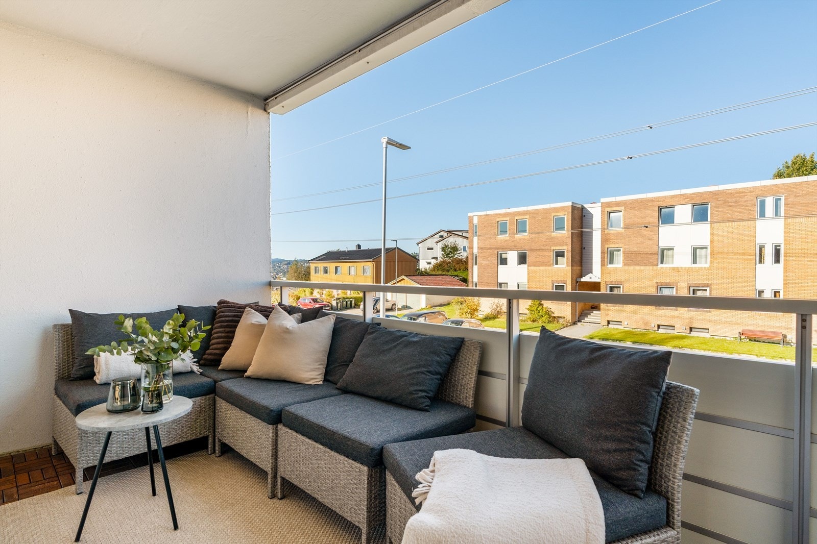 Fra stuen er det utgang til en hyggelig og solrik balkong - en forlengelse av oppholdsrommet på varme dager. Galleribilde