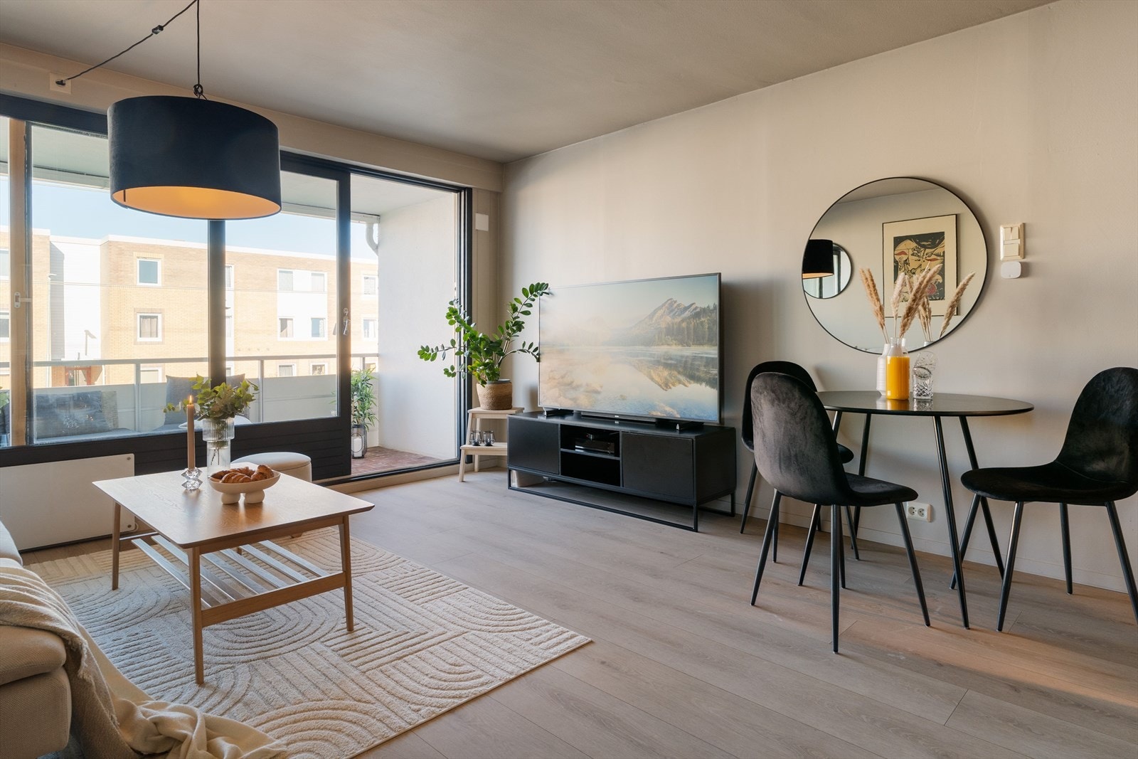 Her er det god plass til både sofagruppe og spisebord i et sosialt oppholdsrom. Galleribilde