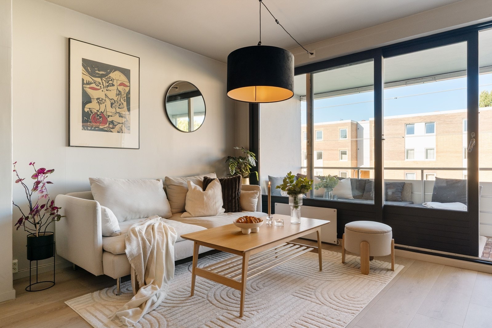 Stuen er lys og romslig med store vindusflater som slipper inn rikelig med dagslys. Galleribilde