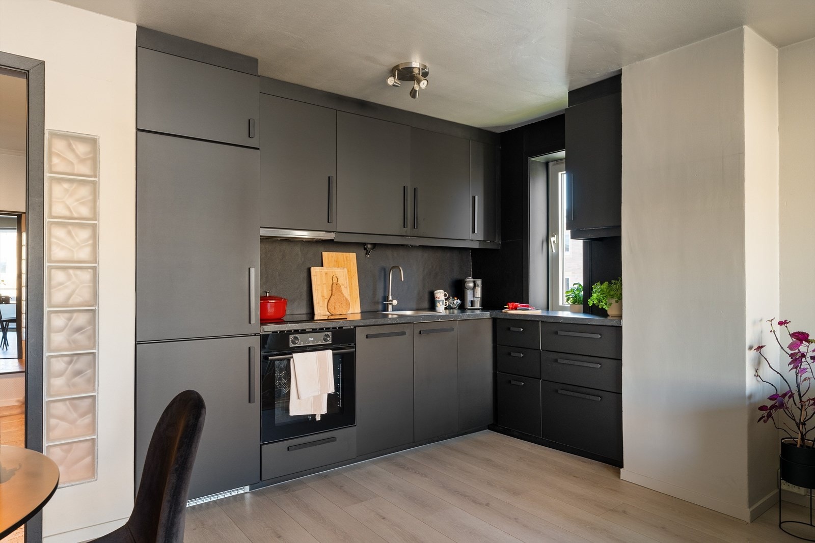 Moderne og oppgradert kjøkken fra 2021 med god skap- og benkeplass. Galleribilde