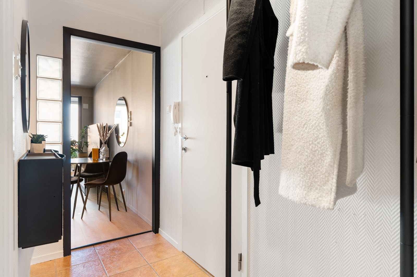 Gangarealet fremstår lyst og innbydende med nøytrale overflater og plass til oppbevaring. Galleribilde