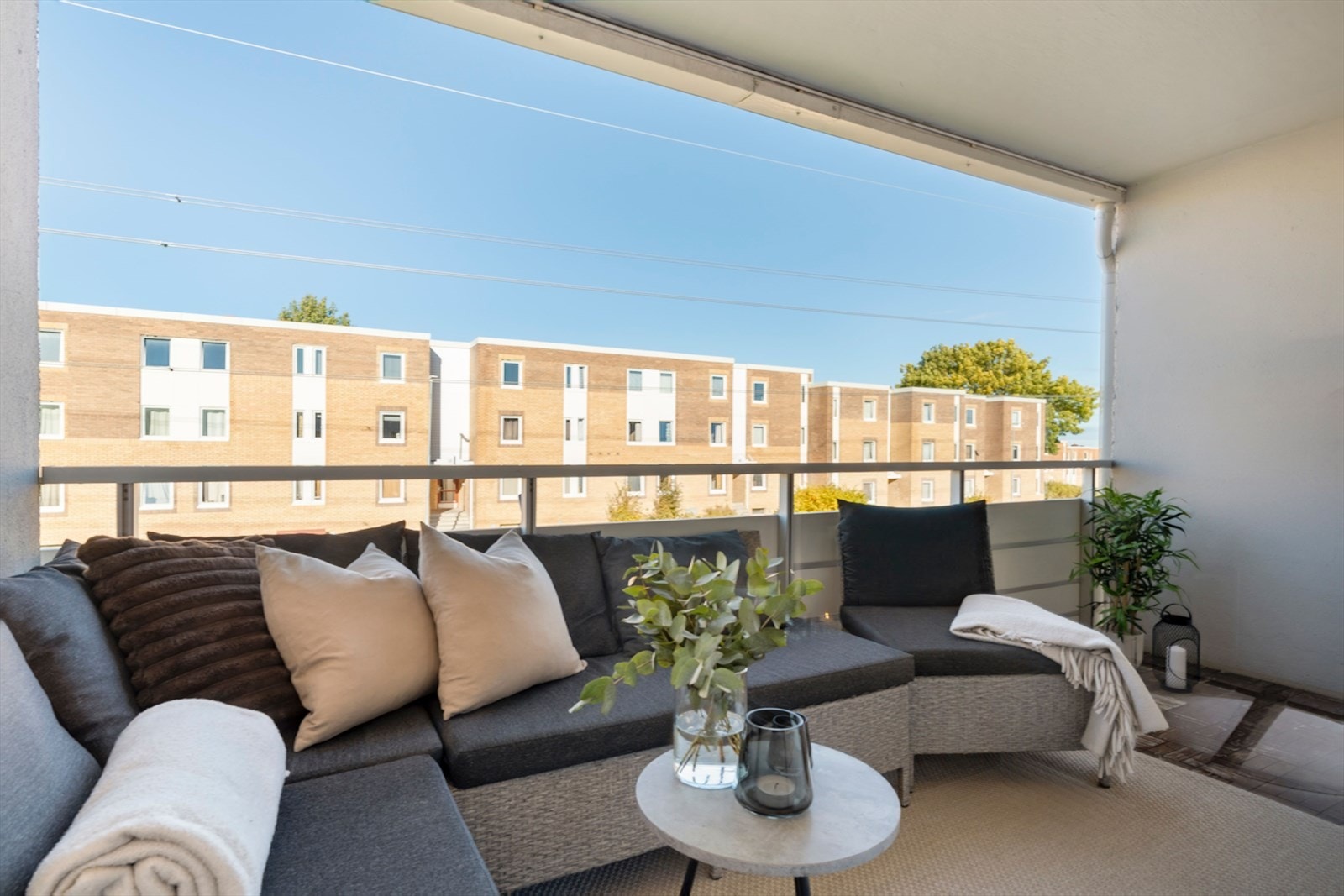 En perfekt plass for morgenkaffen eller ettermiddagssolen - balkongen blir raskt en favorittplass i sommerhalvåret. Galleribilde