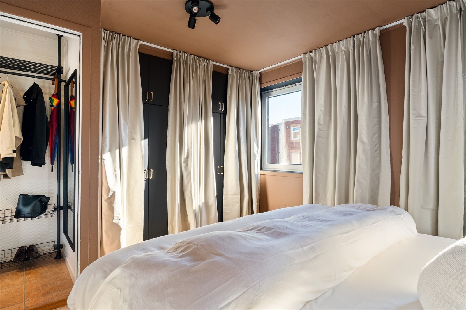 Rommet er malt i behagelige farger - perfekt for en god natts søvn. Galleribilde