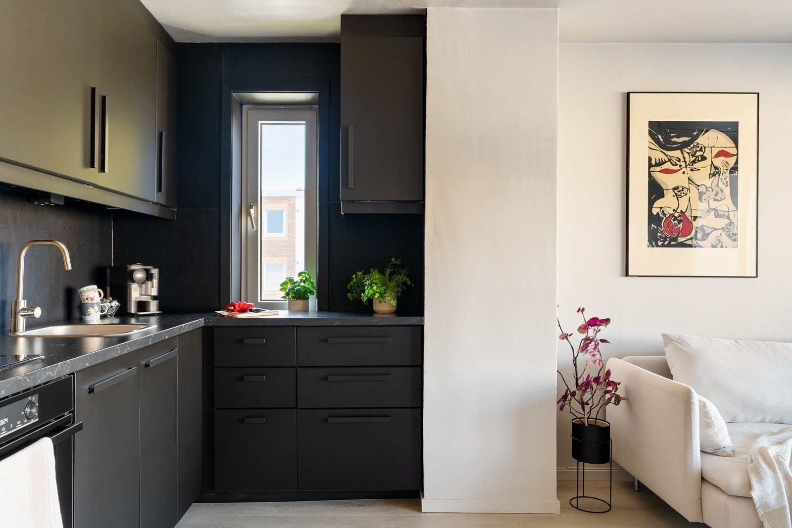 Kjøkkenet er stilrent og har integrerte hvitevarer. Galleribilde