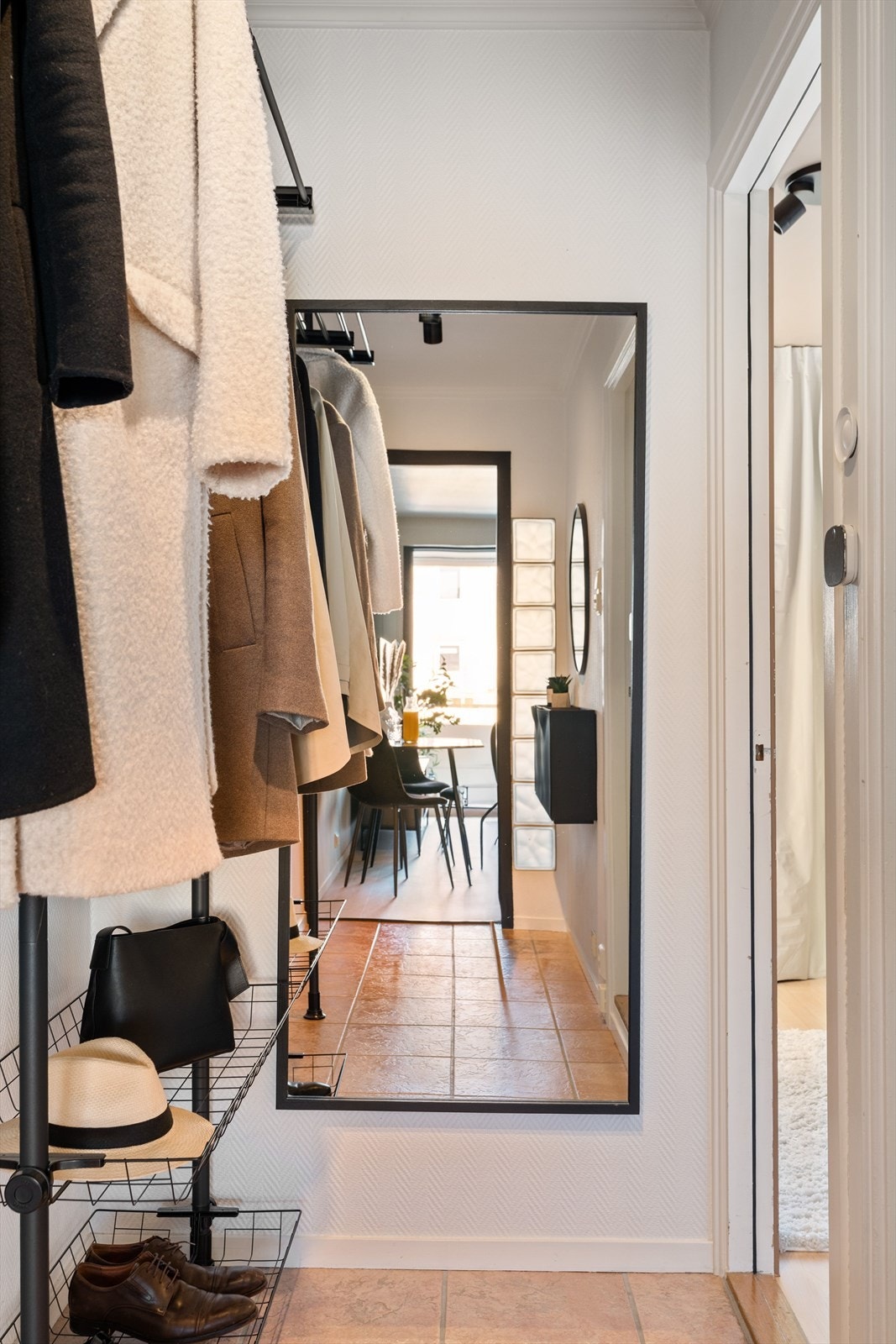 En praktisk entré gir rommet både funksjon og stil - perfekt tilpasset hverdagen. Galleribilde