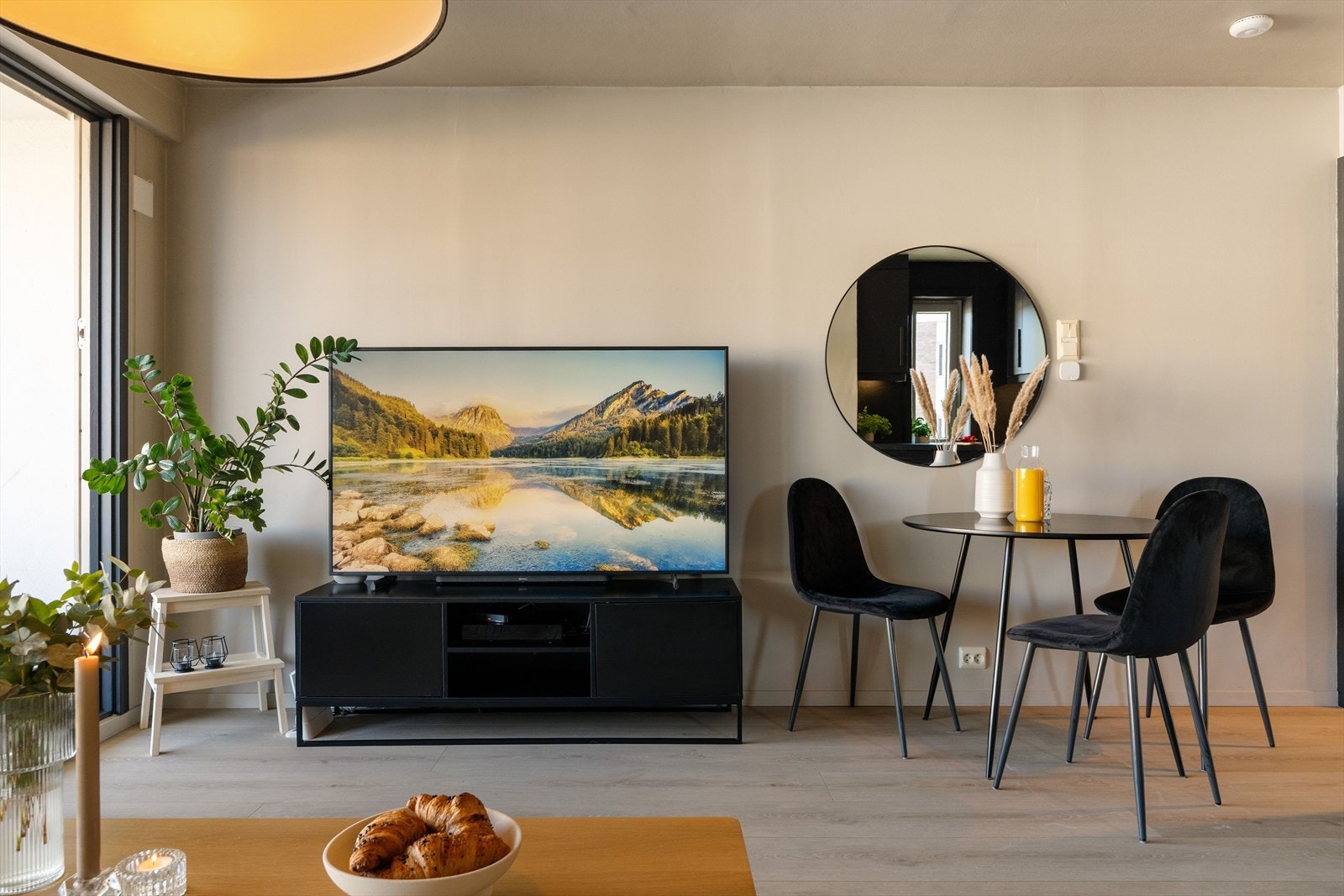 Allrommet har en god størrelse og byr på fleksible møbleringsmuligheter tilpasset dine behov. Galleribilde