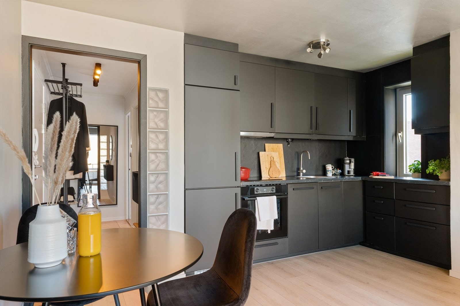 Åpen planløsning mellom stue og kjøkken skaper en sosial og gjennomgående romfølelse. Galleribilde