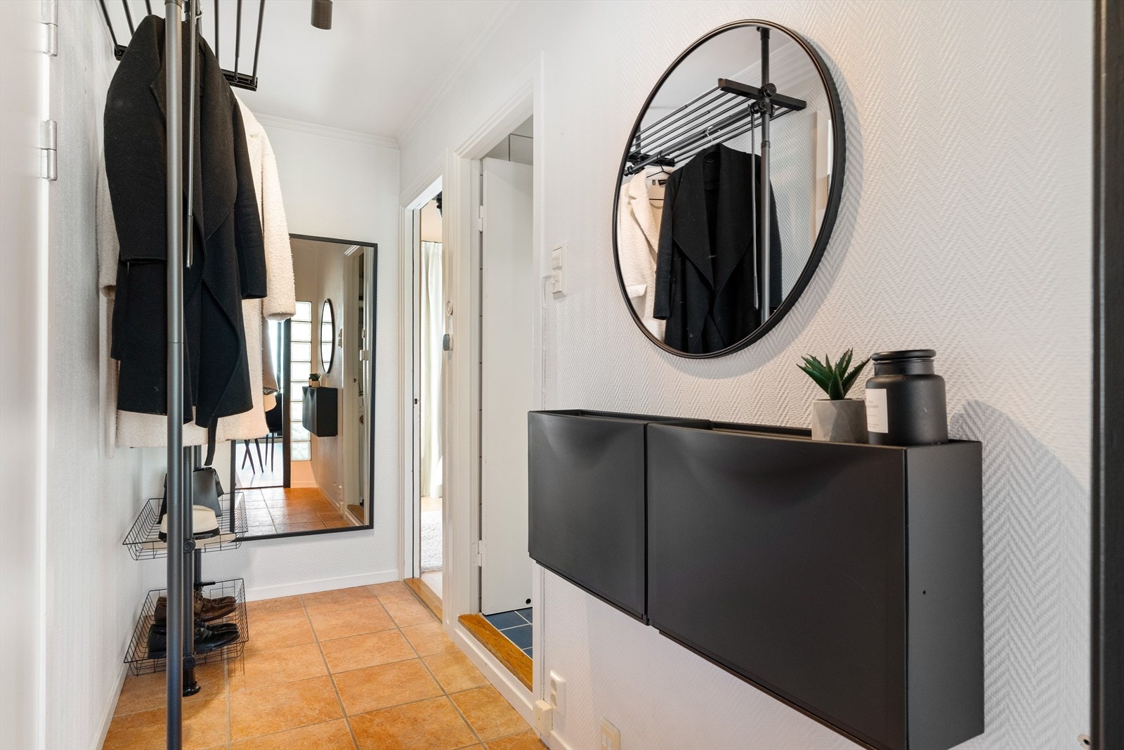 Entréen er romslig med plass til oppbevaring av yttertøy og sko. Galleribilde
