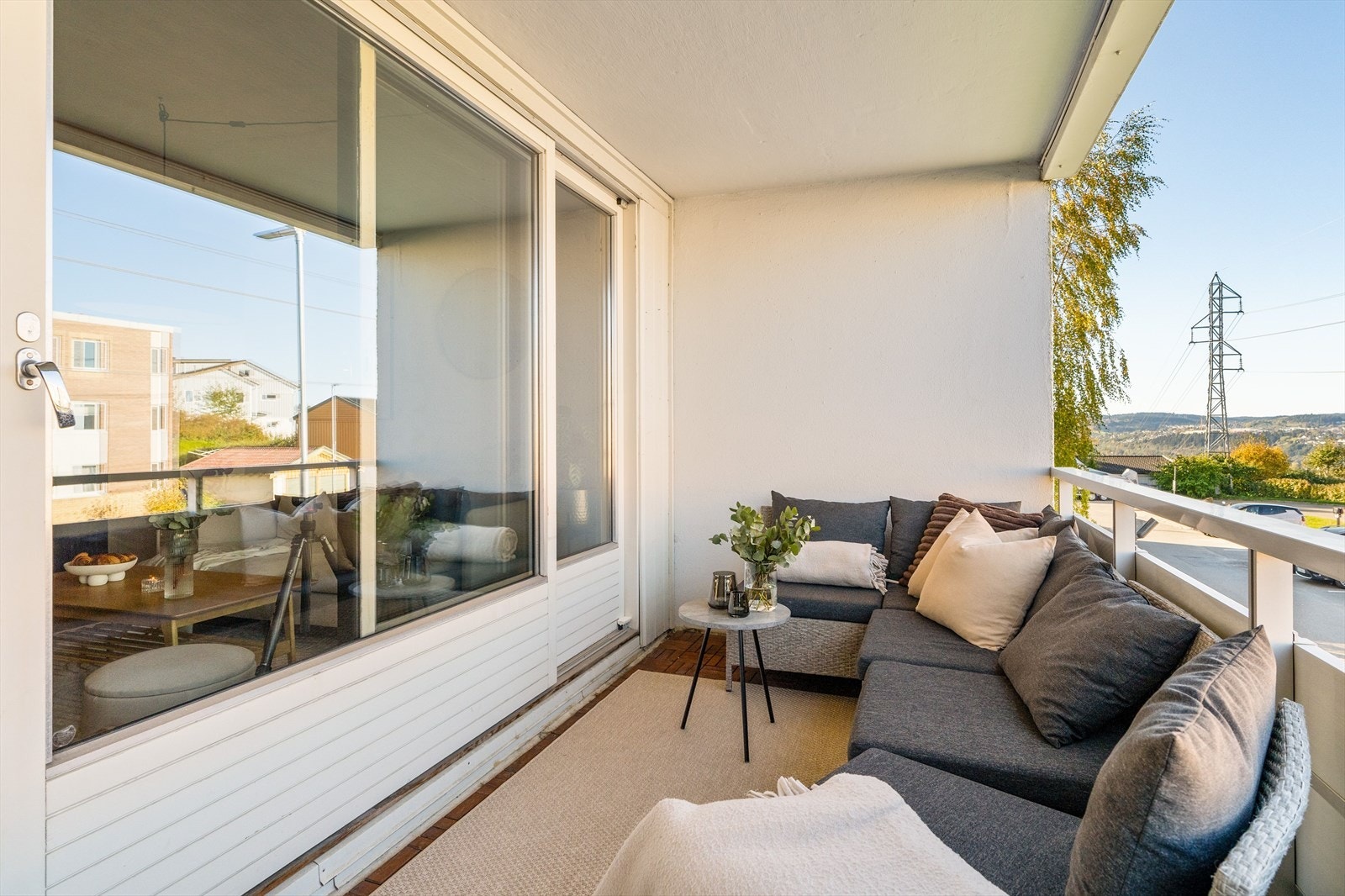 Balkongen vender mot vest og gir deg muligheten til å nyte solen på ettermiddag- og kveldstid. Galleribilde