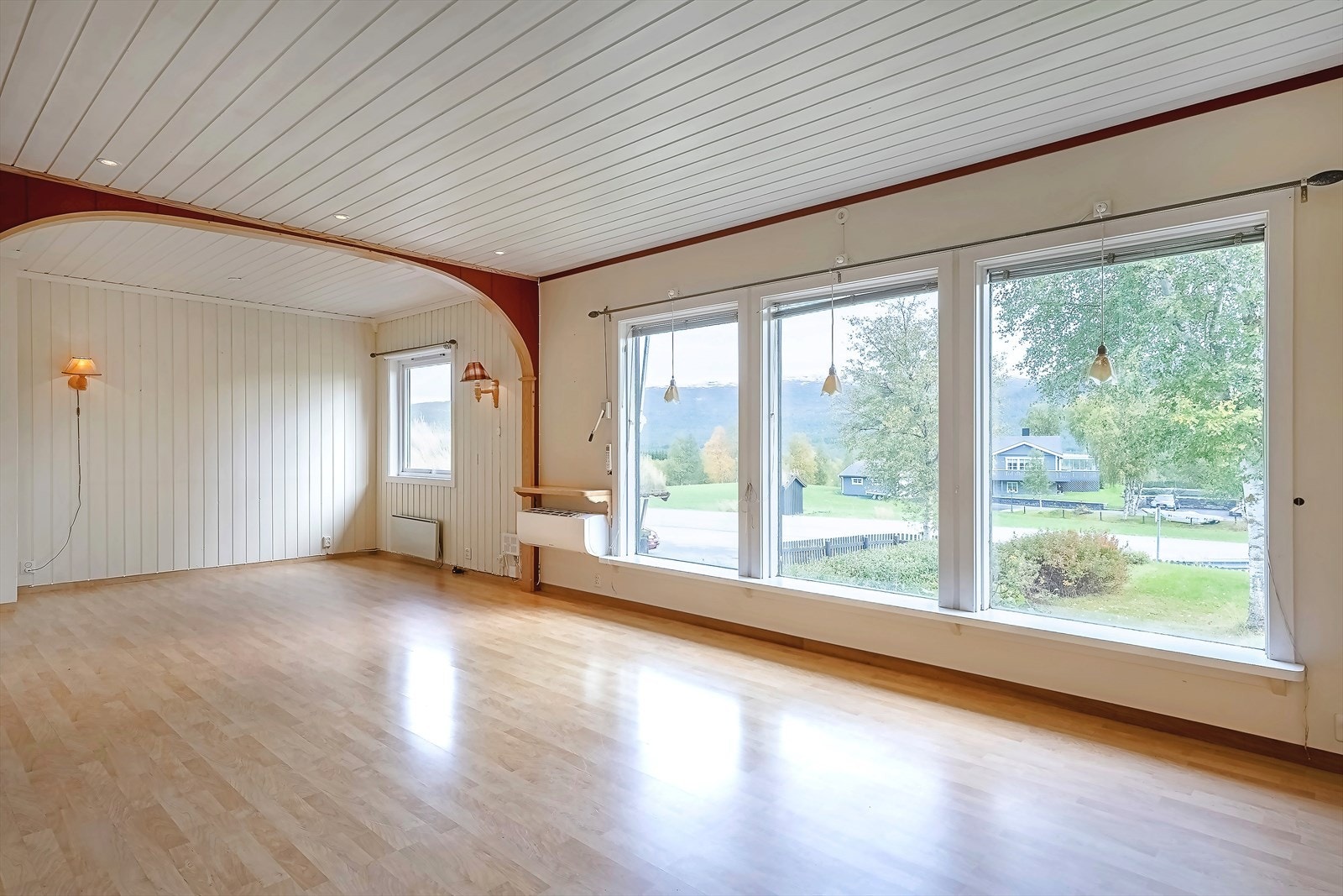 Stue med varmepumpe fra 2023 og store vindusflater mot sør Galleribilde