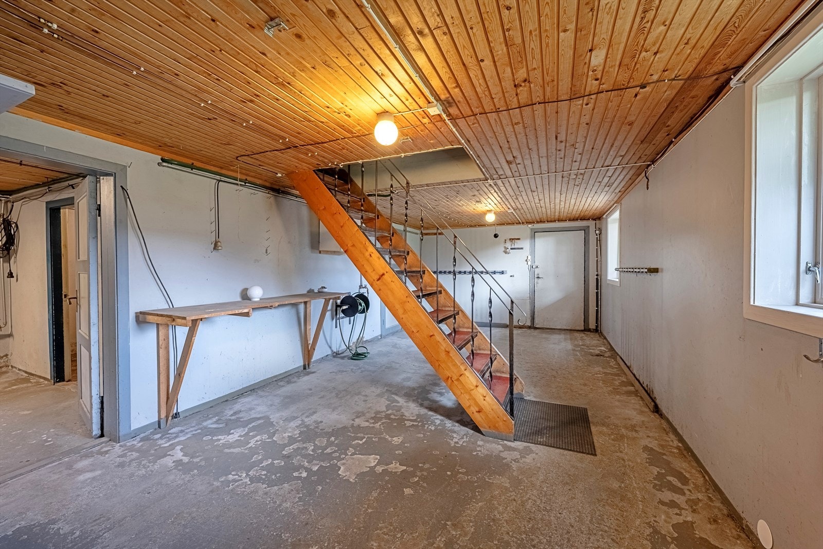 Boligens underetasje har egen inngang og består av lagerrom, arbeidsrom, vaskerom og boder samt garasje Galleribilde