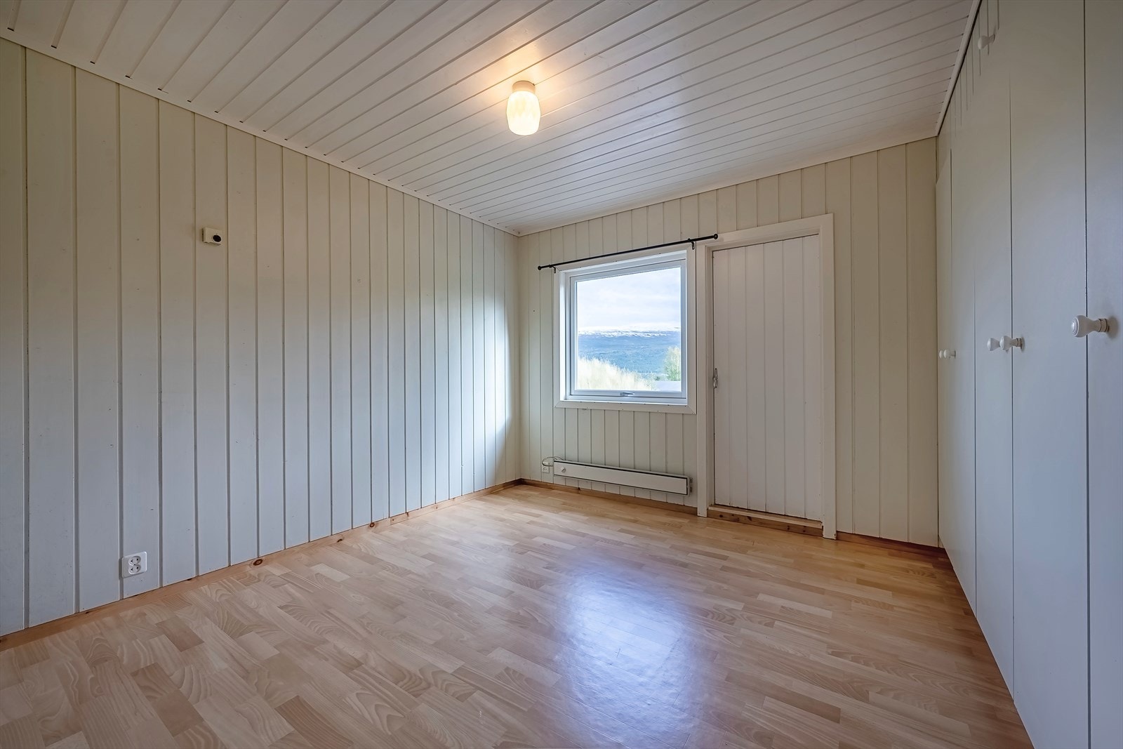 Det tredje soverommet ligger mot sør og har utgang til luftebalkong Galleribilde