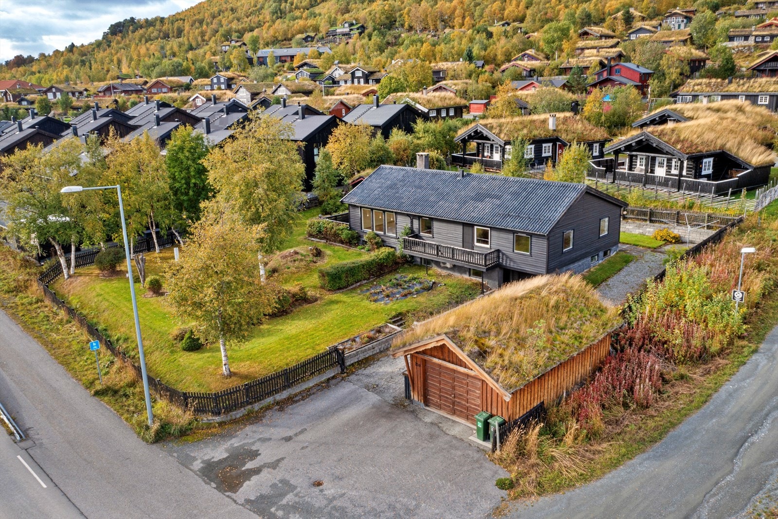 Eiendommen ligger sørvendt med utsikt utover dalen Galleribilde