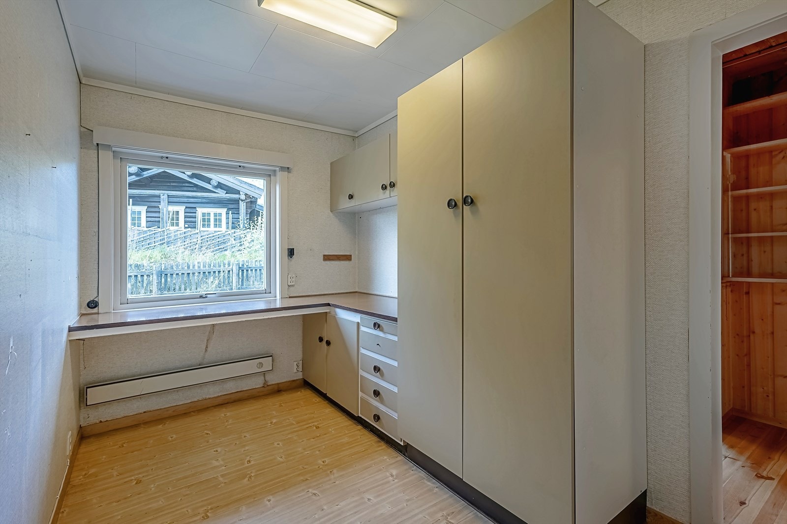 Arbeidsrom med skapinnredning og benk i tilknytning til soveromsdelen Galleribilde