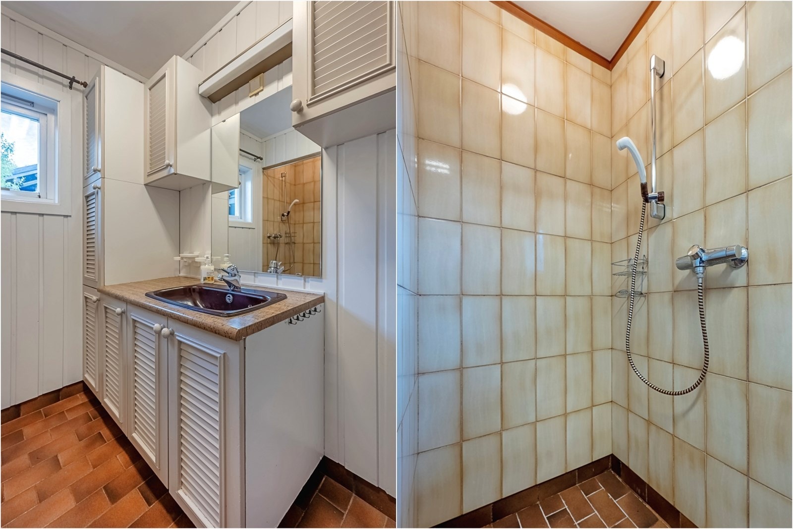 Bad med gulvvarme, innredning med malte sjalusifronter og dusjnisje Galleribilde