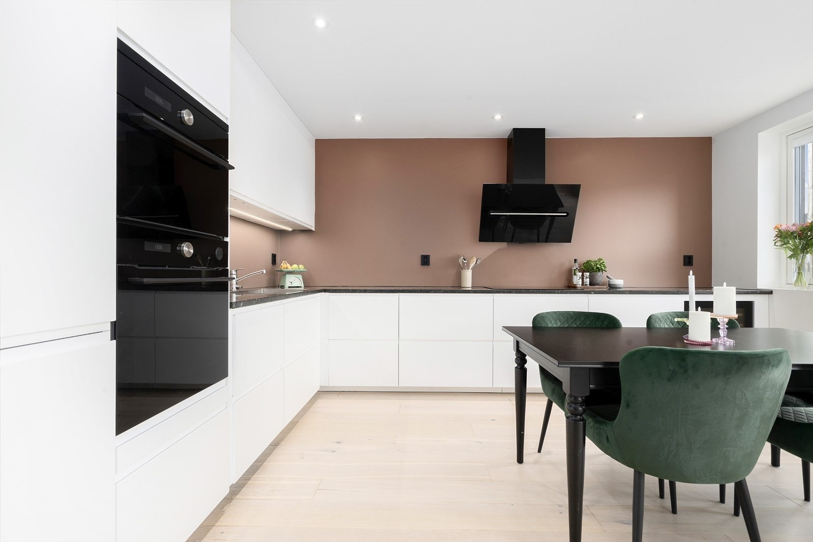 Gjennomførte detaljer skaper en fin kontrast. De funksjonelle løsningene gir både stil og praktisk brukervennlighet. Galleribilde