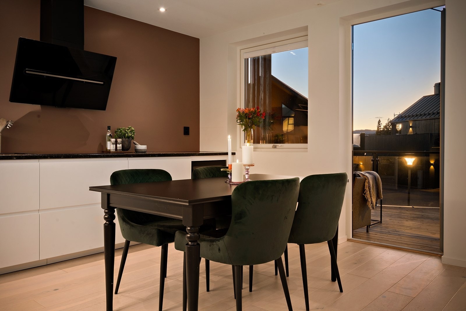 Fra spisestuen er det direkte utgang til balkongen. Galleribilde