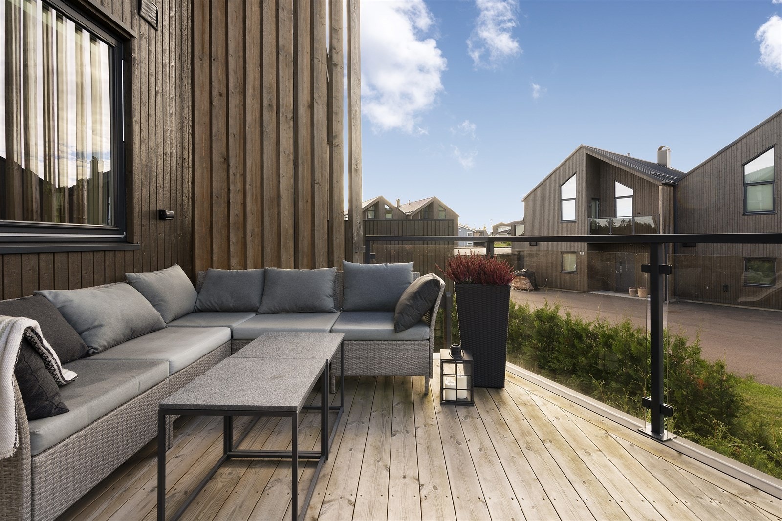 God plass til utemøblement og strømuttak på balkongen, samt plass til grill. Galleribilde