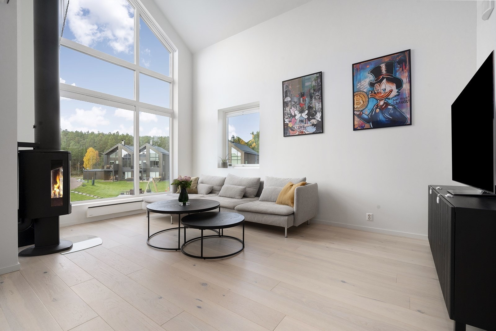 Boligen har en åpen stue- og kjøkkenløsning med utgang til en hyggelig balkong. Galleribilde