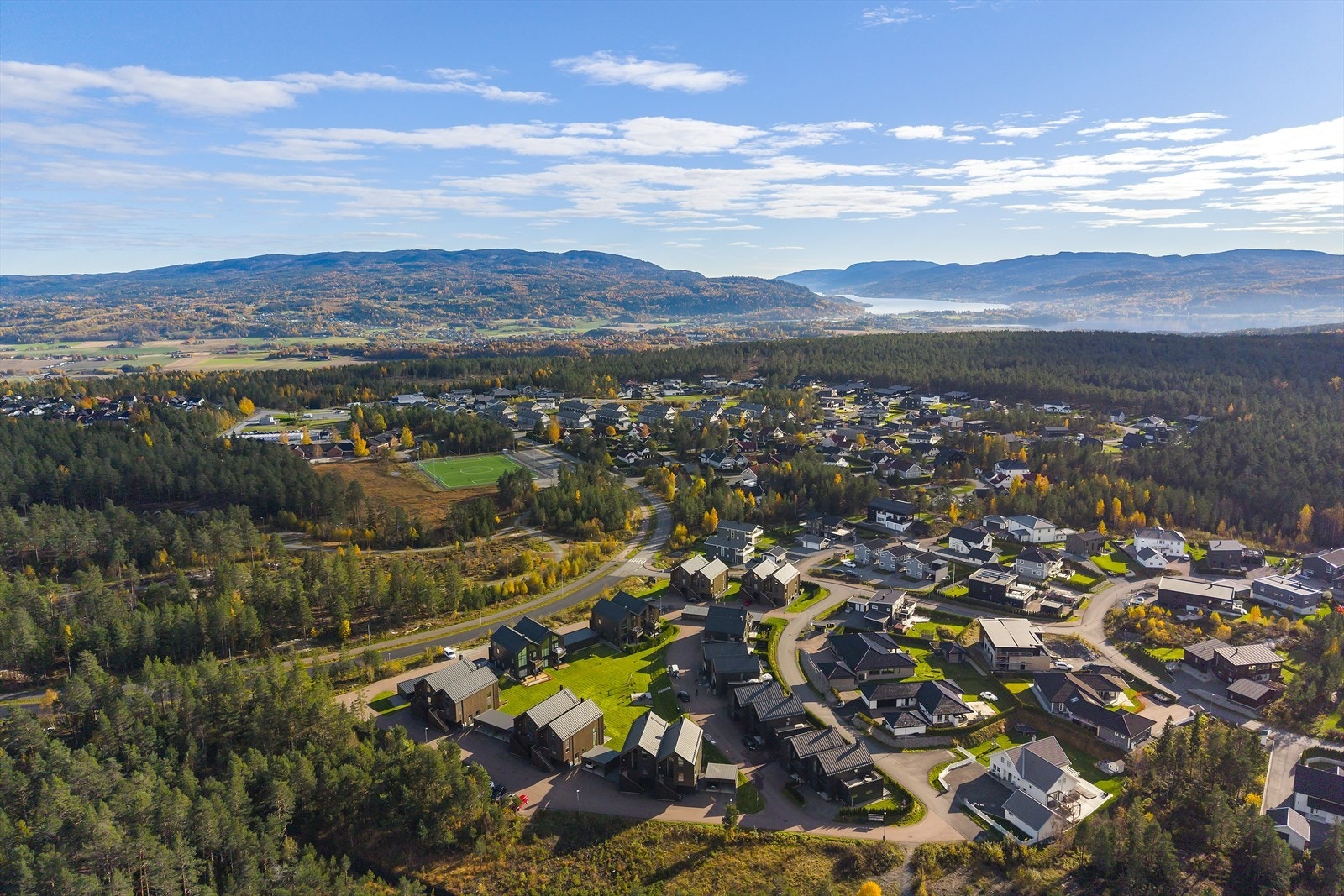 Området er meget barnevennlig og har trygg gangavstand til barneskole og barnehage, store friarealer til lek og moro med bl.a. ballbinge ved skolen og med marka som nærmeste nabo. Galleribilde