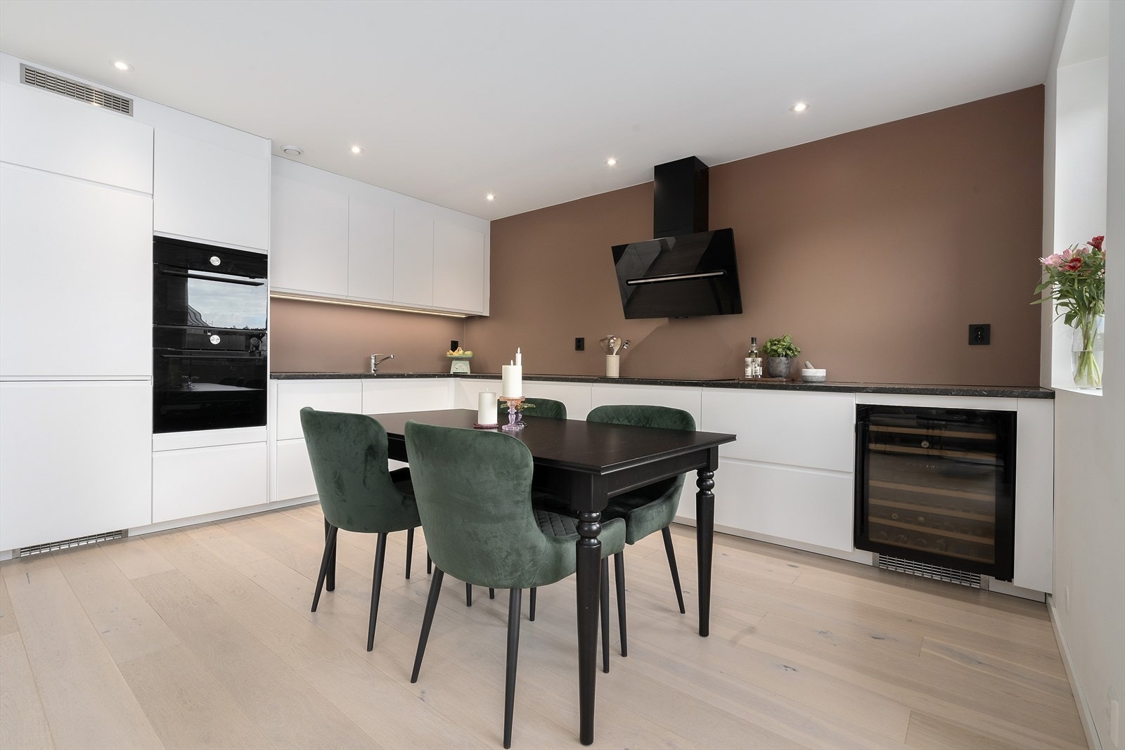 Spisestuen ligger praktisk plassert nær kjøkkenet. Galleribilde