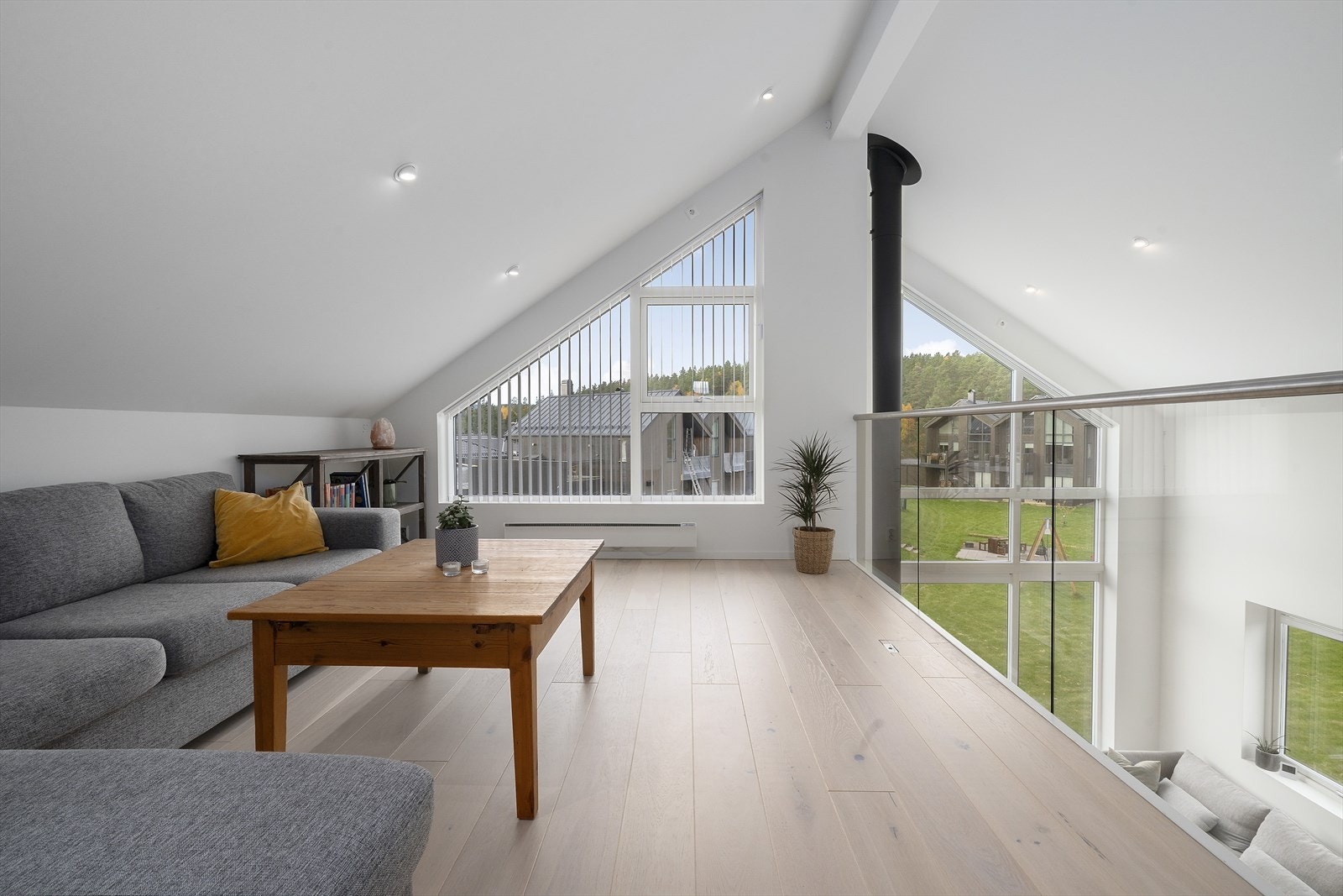 I 2.etasje finnes en egen TV-stue, perfekt for barna eller ungdommen, utført i samme farge- og materialvalg som i hovedstuen. Galleribilde