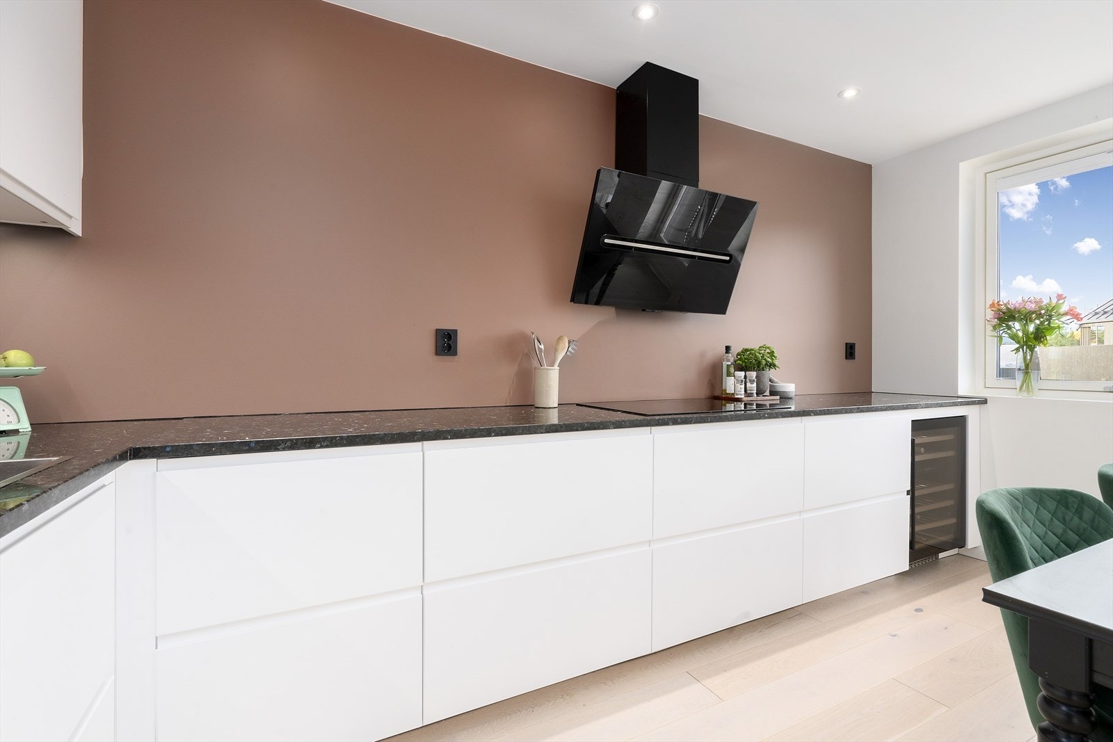 Kjøkkenet er utstyrt med integrerte hvitevarer som kjøl/fryseskap, oppvaskmaskin, komfyr, platetopp med en bredde på ca 78 cm ,vinskap og kombinert steke/ micro. Stålkum, vannstopper og komfyrvakt. Galleribilde