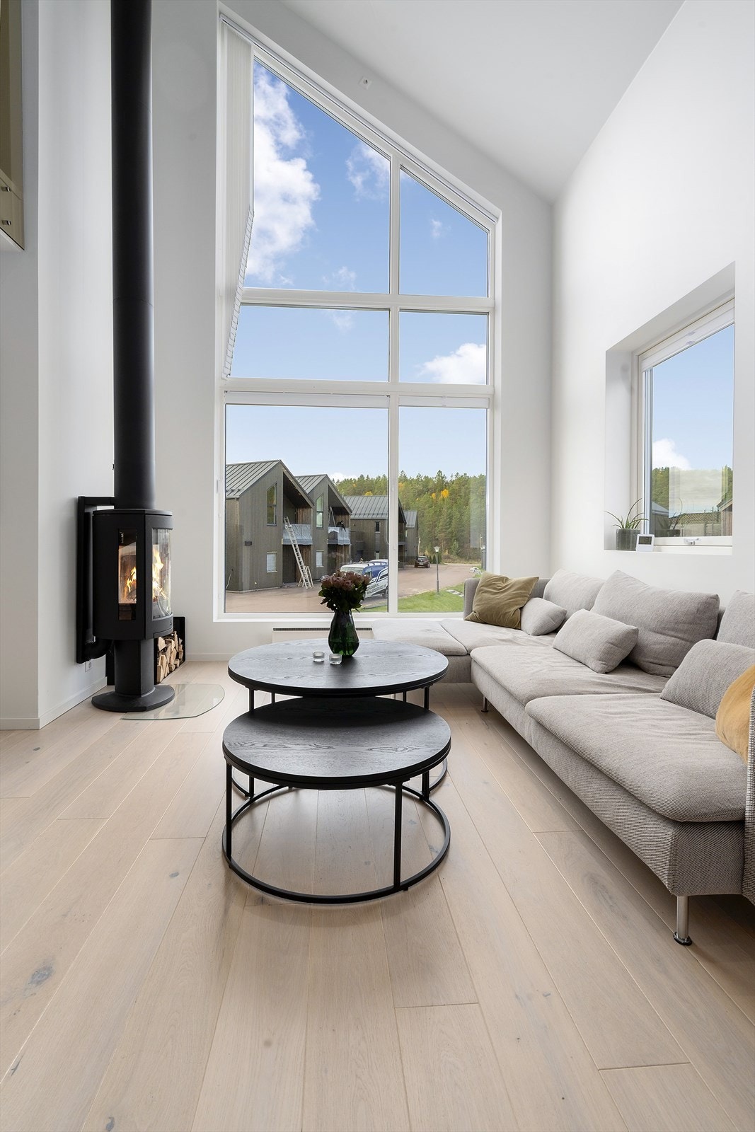 Alt er lagt til rette for den optimale lyssettingen inn fra de store arkitektoniske vindusflatene som gir en luftig romfølelse og slipper inn rikelig med naturlig lys. Galleribilde