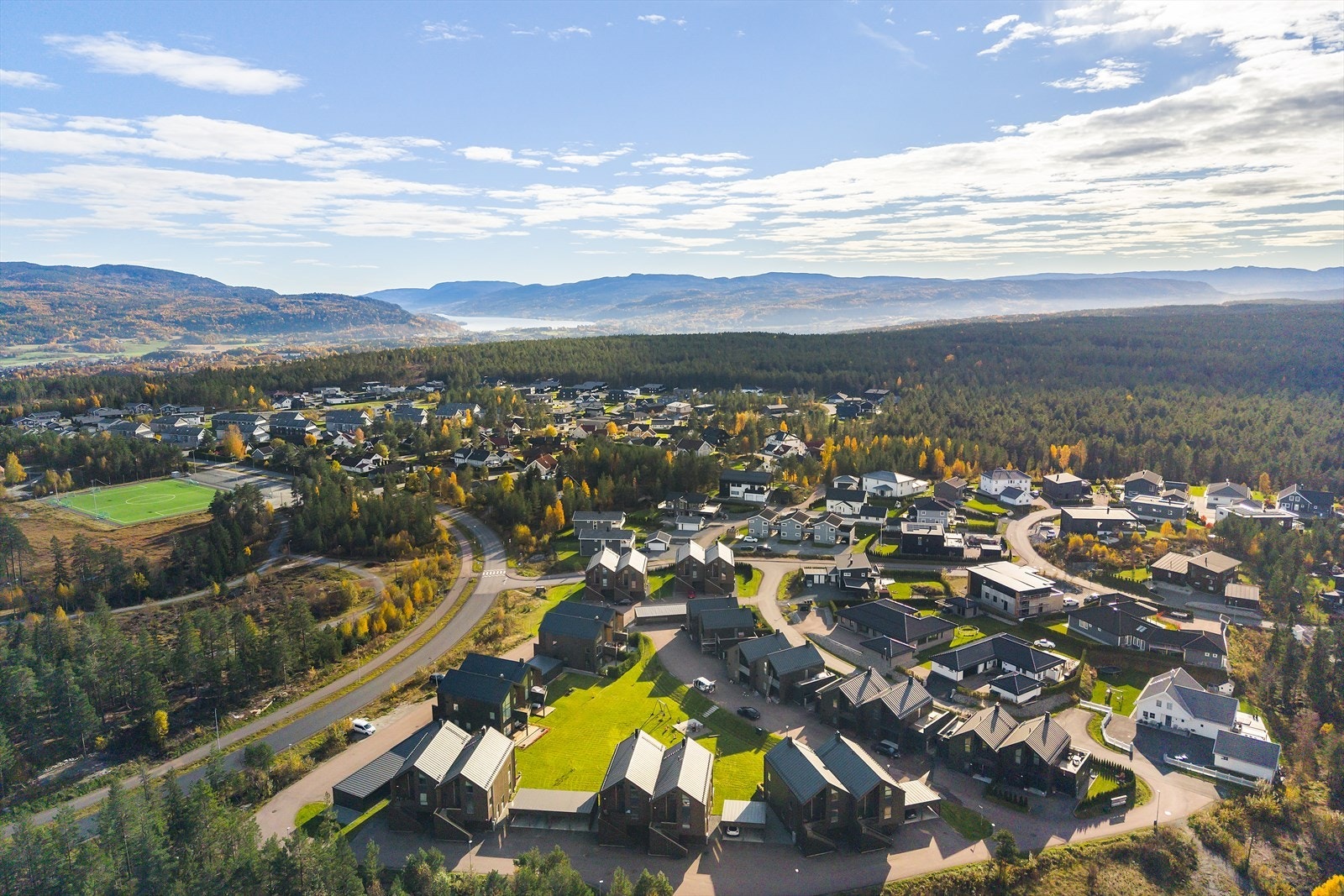 Her finnes det muligheter for deg som vil sykle, løpe, trille vogn, bade, fiske, gå på ski, oppleve natur og friluft. Her er det frisbeegolf, park for egenvektsrening, grusbane og skøytebane, flerbrukshall, Galleribilde