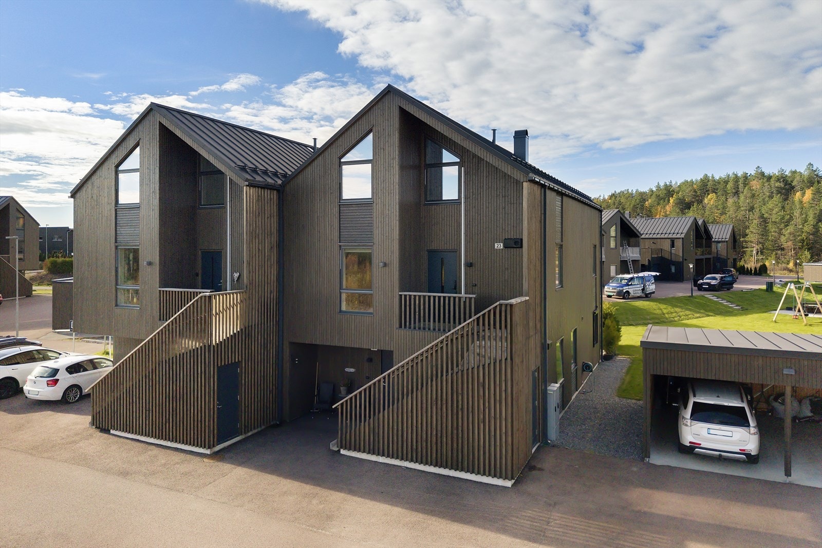 Tomten i sameiet er generelt flat og synes å ha gode solforhold. Sameiet har i all vesentlighet pent opparbeidet uteareal. Galleribilde