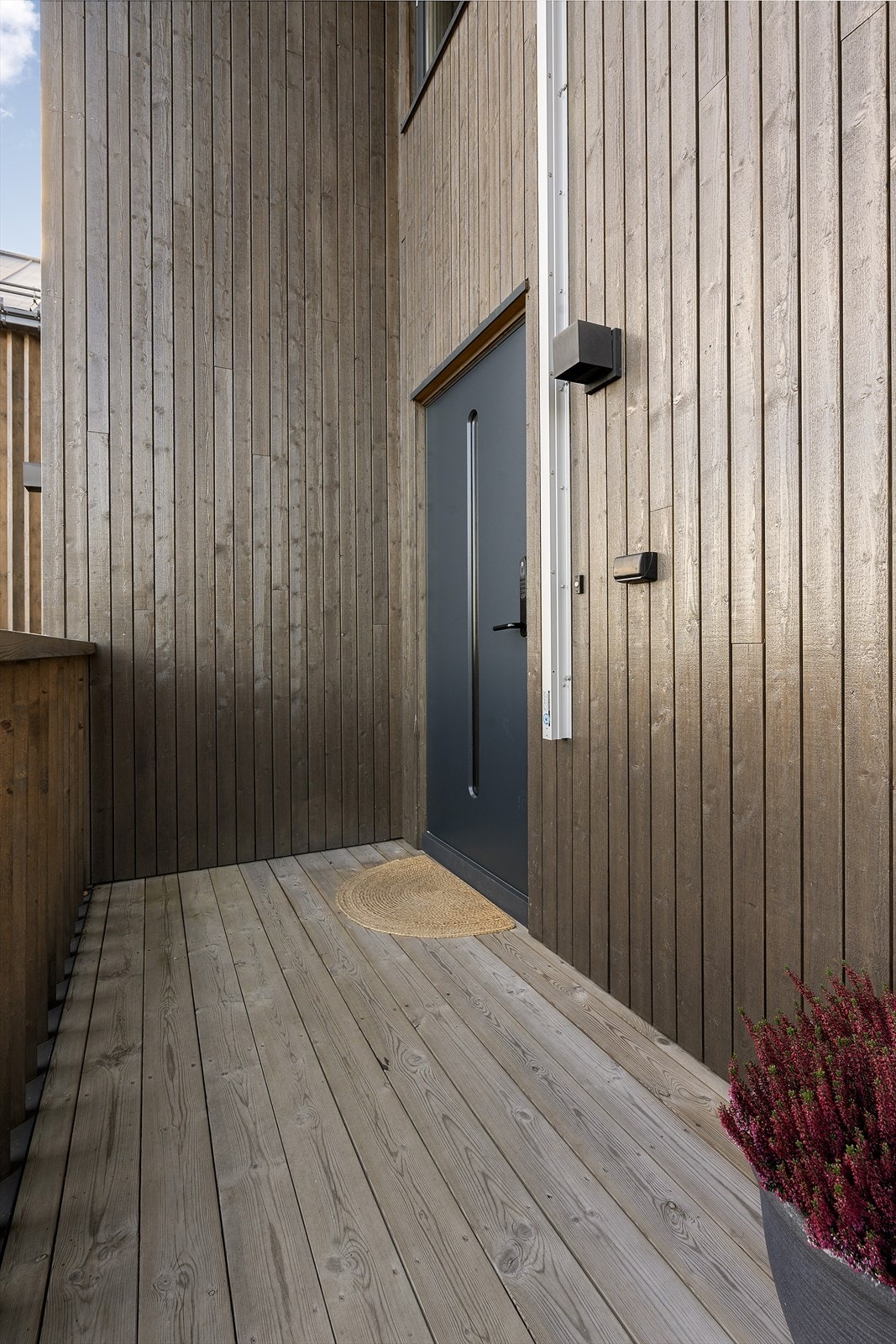 Velkommen inn! Ytterdøren har en praktisk kodelås. Galleribilde