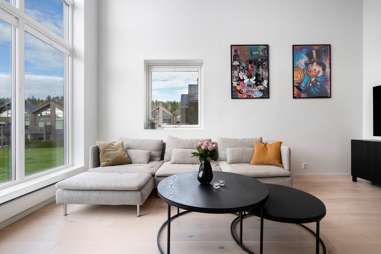 Veggene er hvitmalt, som harmonerer med et flott 1-stavs eikeparkett. Galleribilde