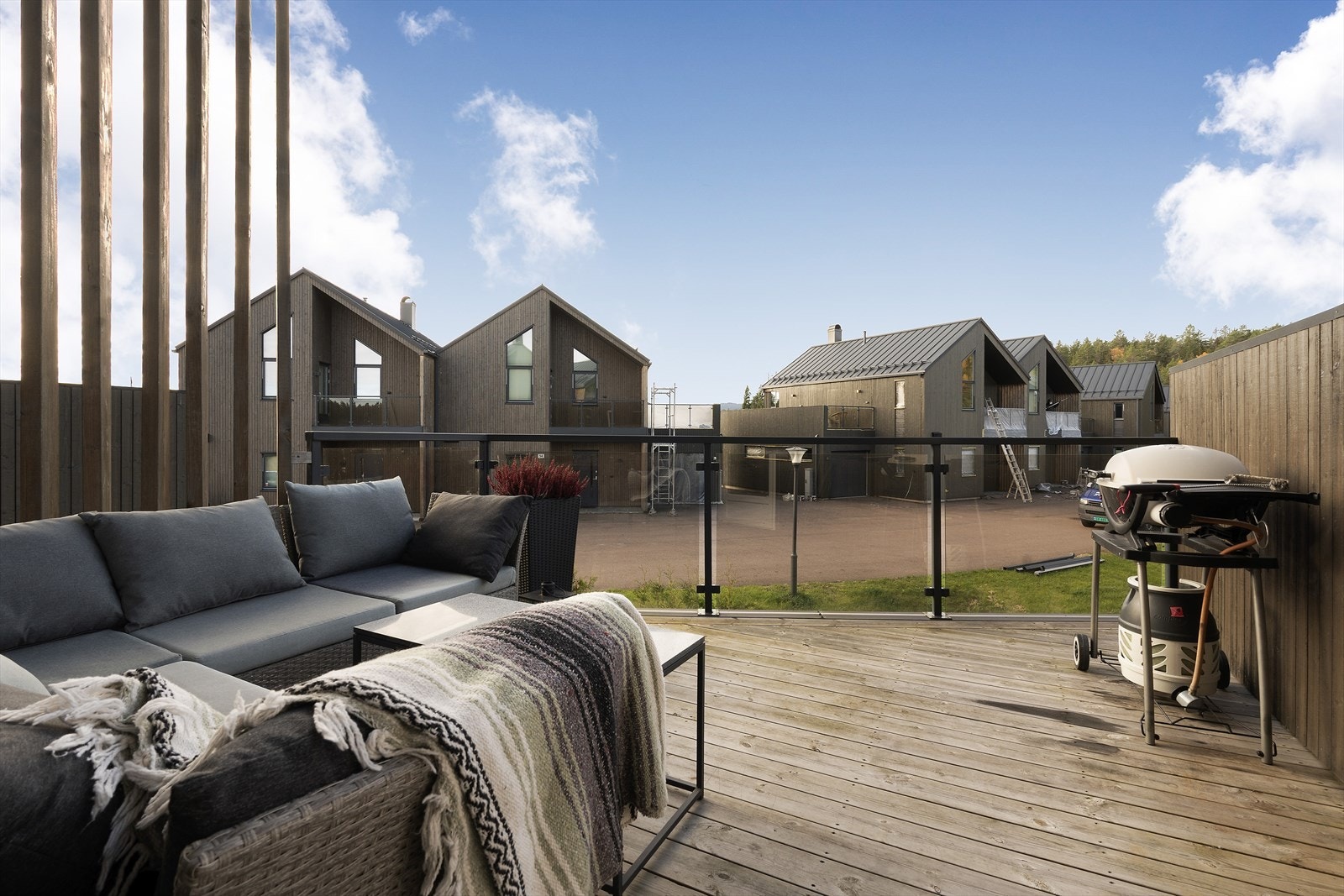 Balkongen kan fint innredes med en sittegruppe, her kan man sitte å nyte ettermiddagssolen. Galleribilde