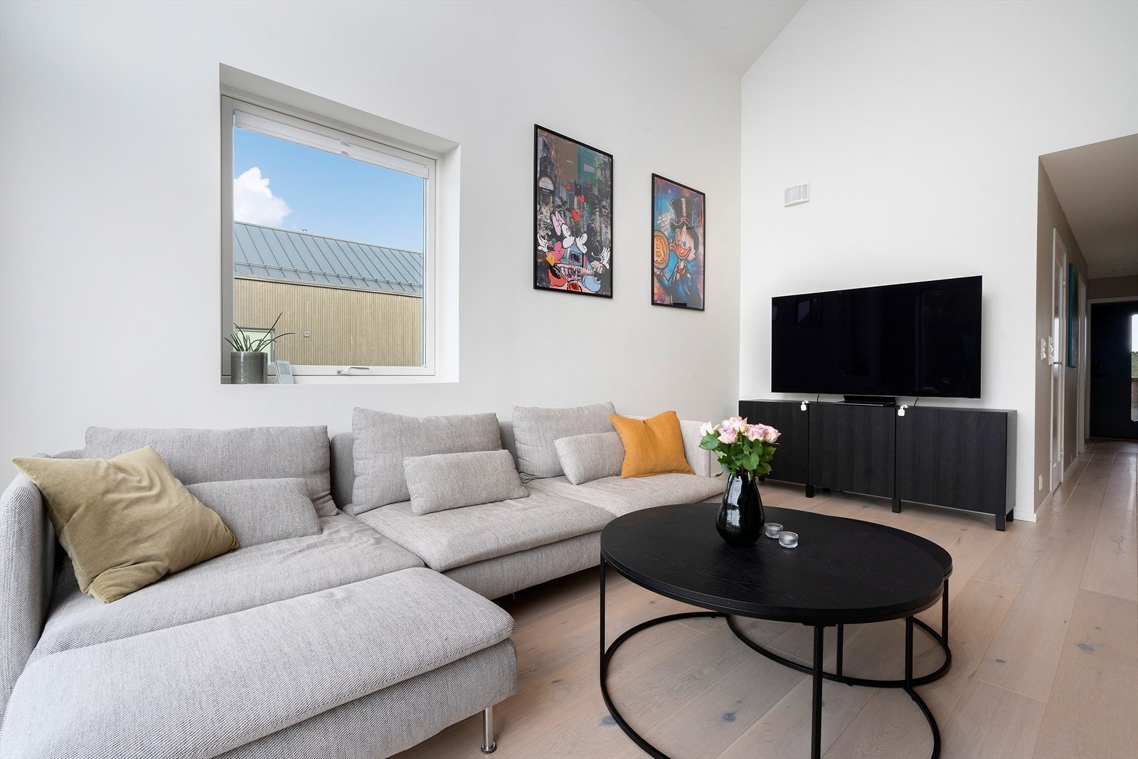 Stuen har god plass til både sofa- og spisegruppe. Galleribilde