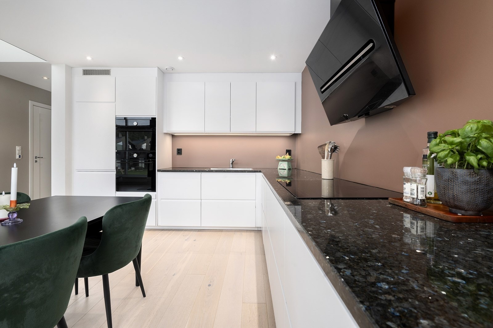 Innredningen byr på effektive arbeidsflater og god plass til oppbevaring i skuffer og skap. Galleribilde