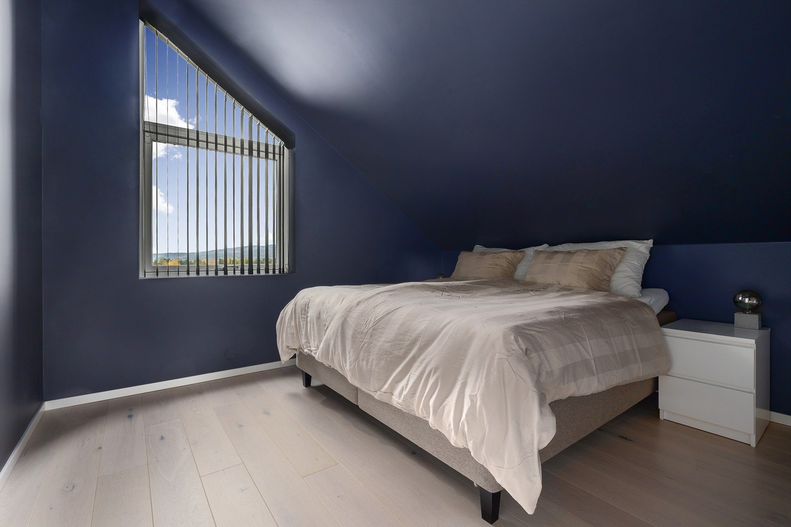 Hovedsoverommet er er malt i en mørk blåtone innredet med dobbeltseng og har rom for garderobeløsning som gir rikelig med plass til oppbevaring. Galleribilde