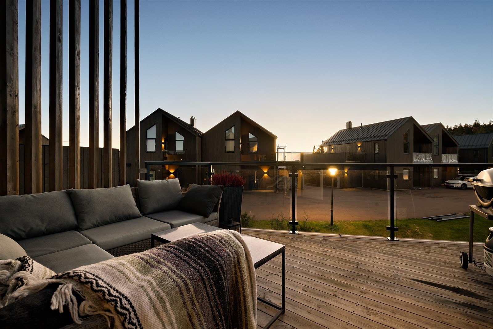 Moderne og nyere familiebolig fra 2019 med koselig uteplass - 3 soverom - 2 stuer - 2 bad og vaskerom - Garasje! Galleribilde