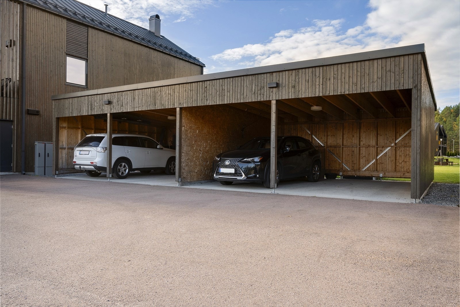 Det medfølger en garasjeplass i felles rekke. For øvrig er det godt med parkeringsplasser på området. Galleribilde