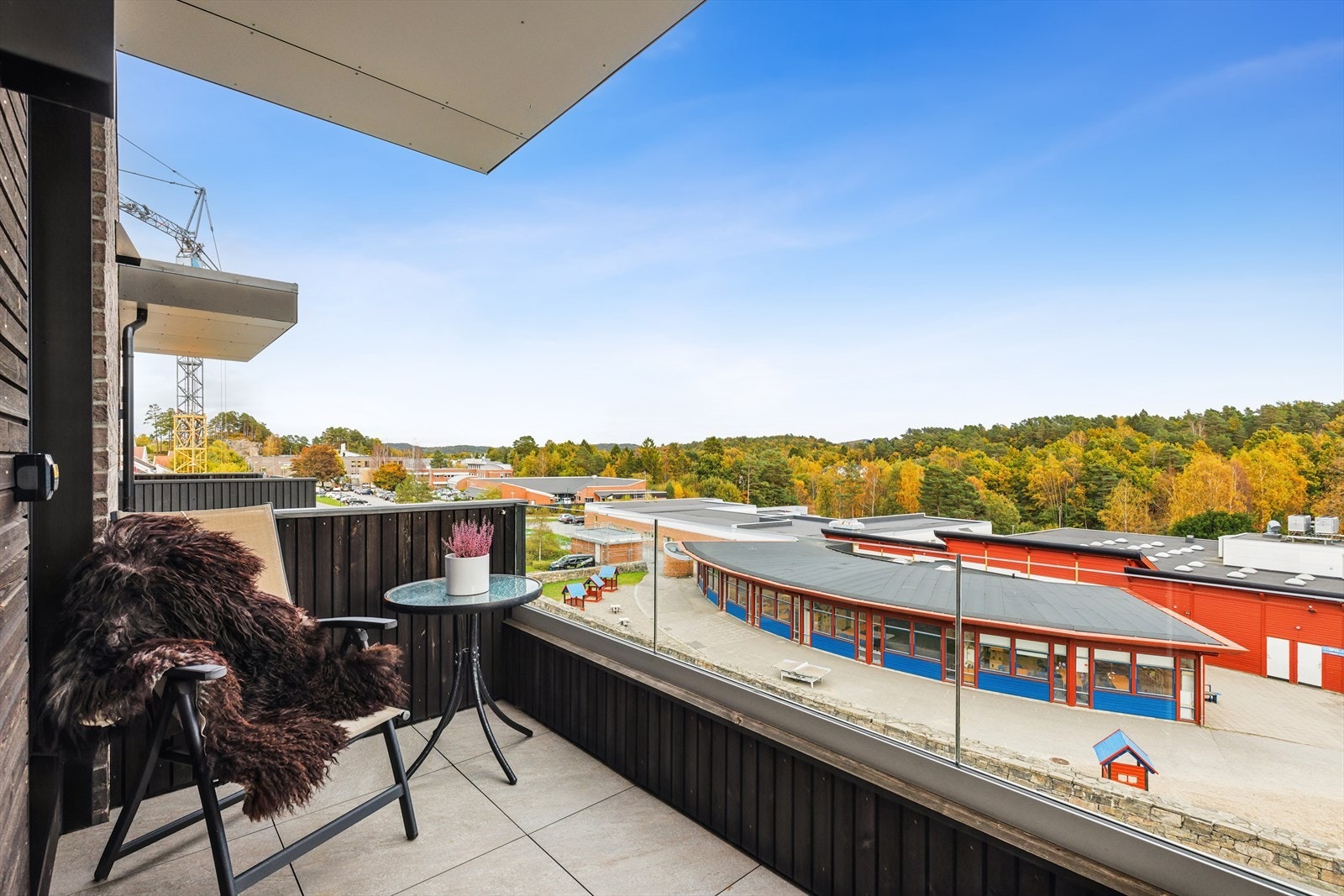 Moderne leilighet med nydelig utsikt mot naturskjønne omgivelser. Perfekt for avslapning og nytelse av vakre høstfarger. Galleribilde