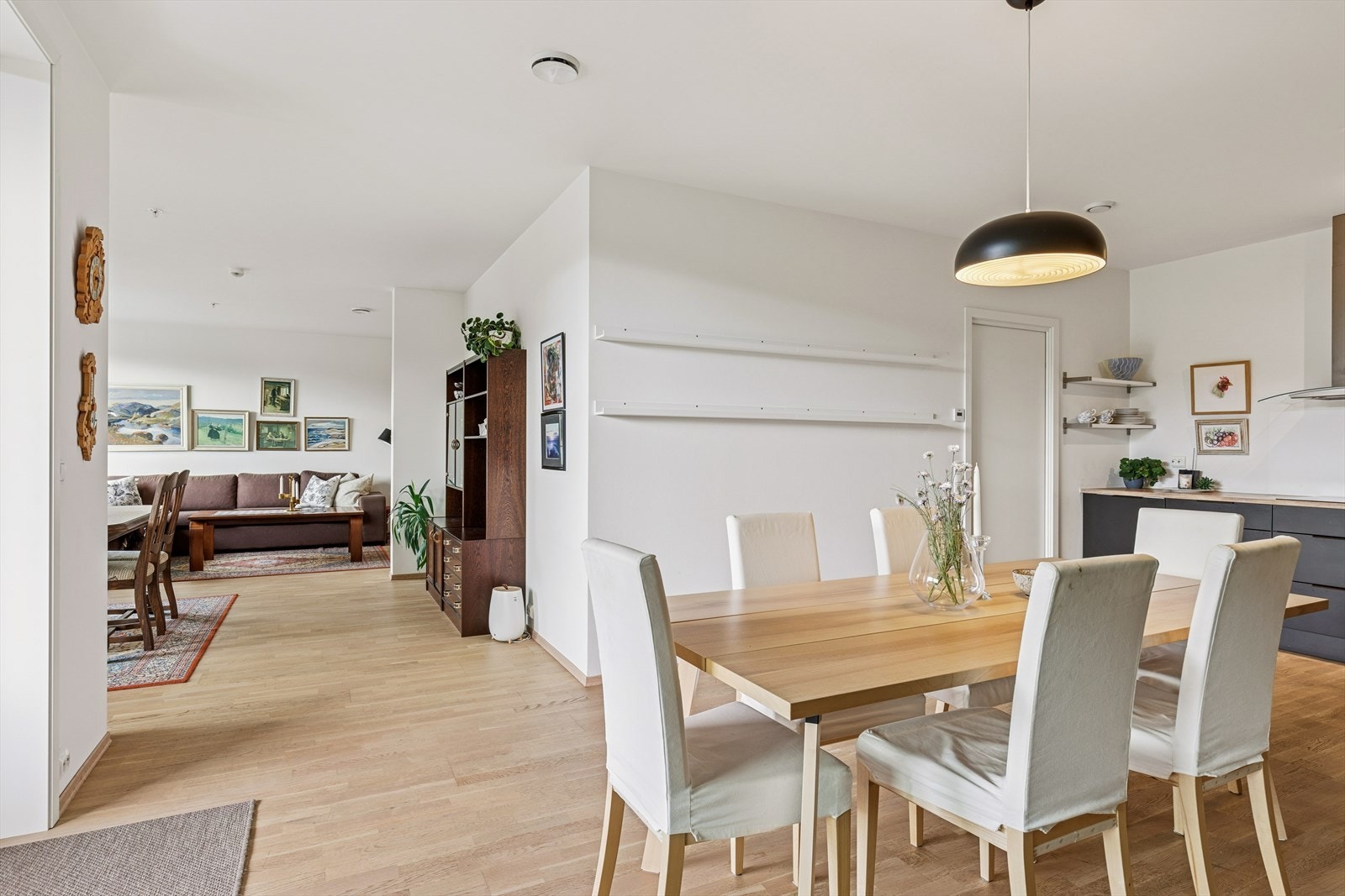 Moderne og lys leilighet med åpen stue- og kjøkkenløsning. Perfekt for sosiale sammenkomster og hverdagsliv. Galleribilde