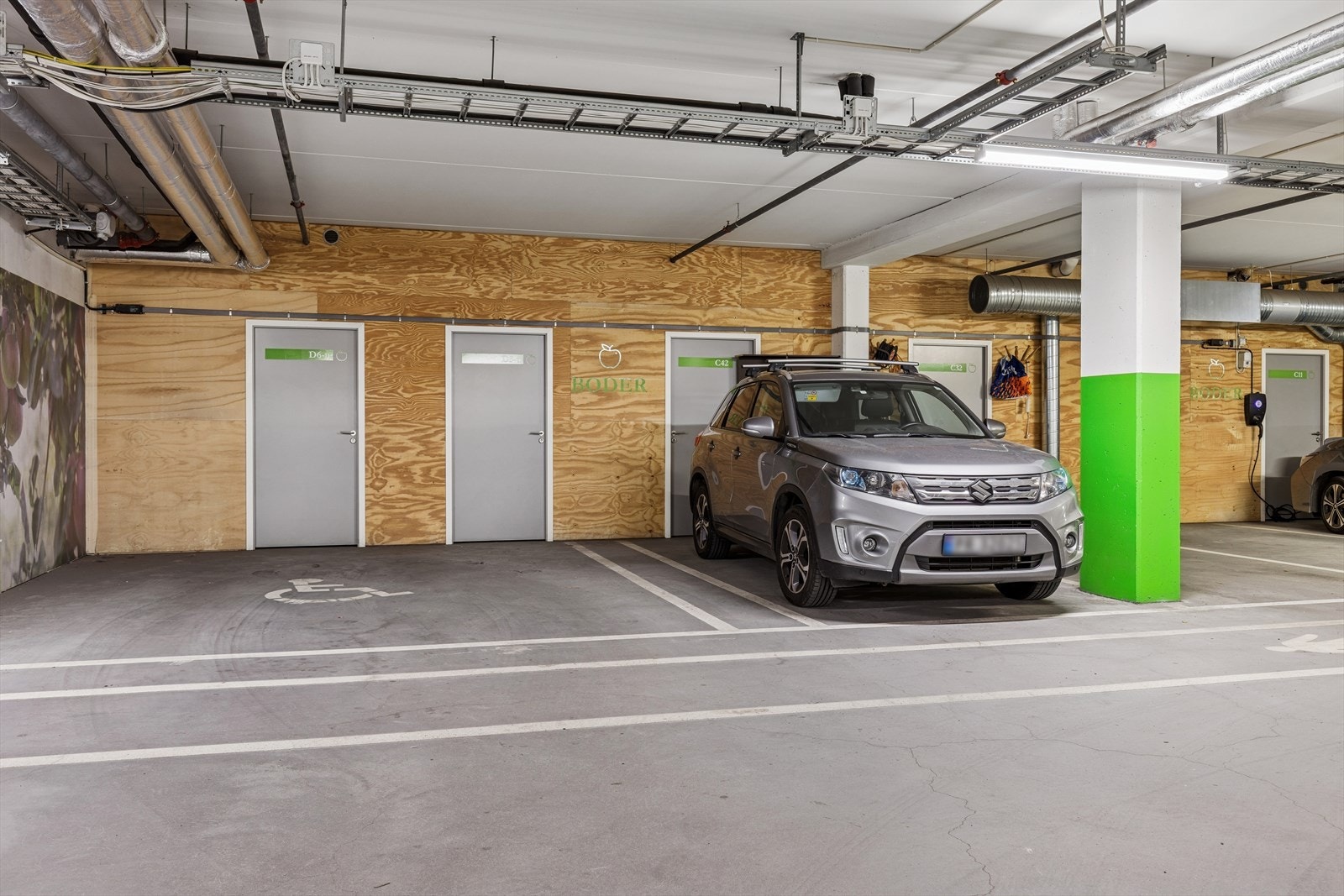 Parkering i lukket parkeringskjeller Galleribilde