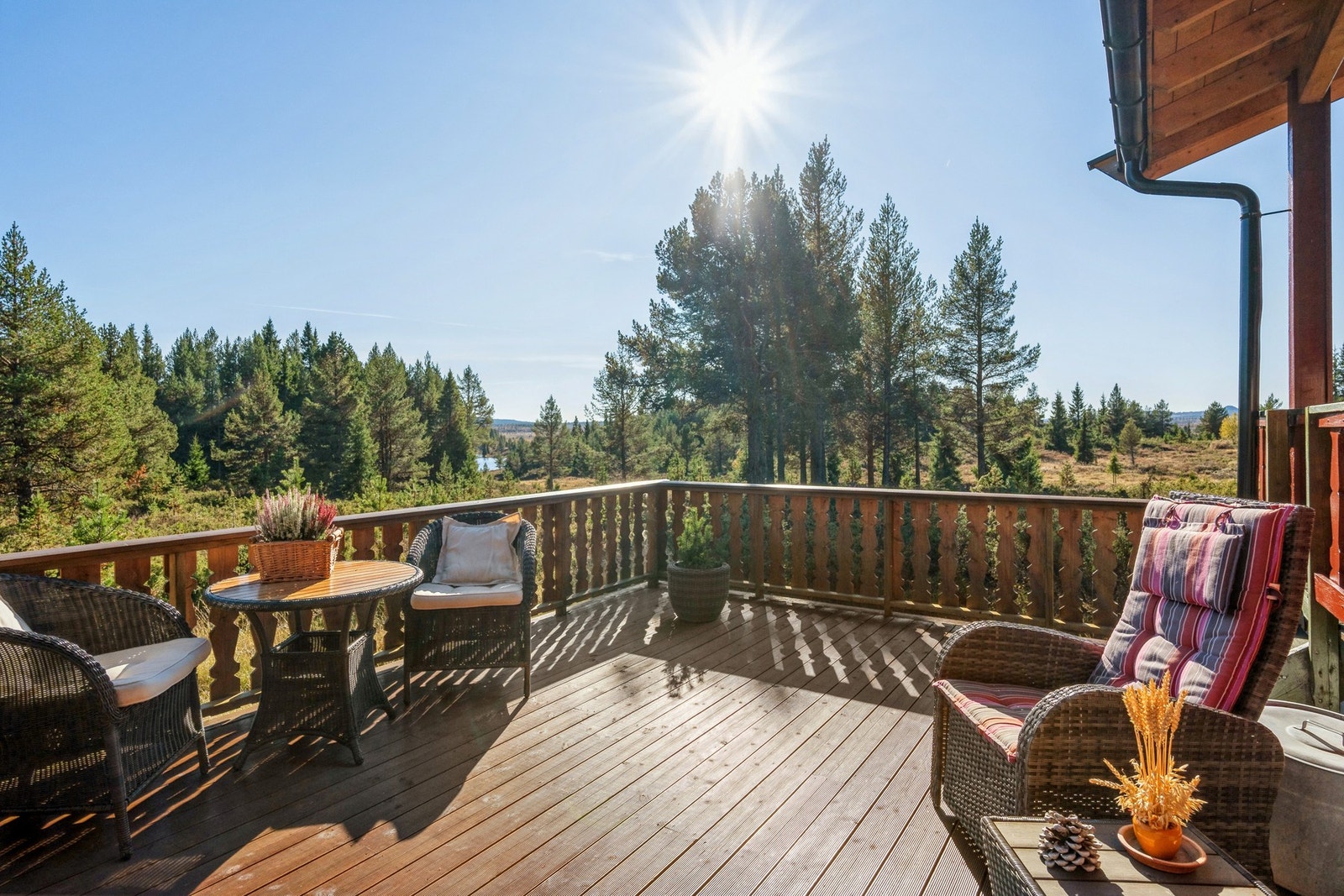 Eiendommen har gode solforhold og utsikt til nærområdet. Galleribilde