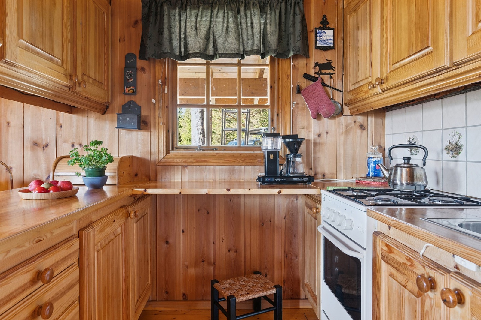 Oppvaskkum med vann fra bøtte og 12v pumpe. Gasskomfyr. Galleribilde