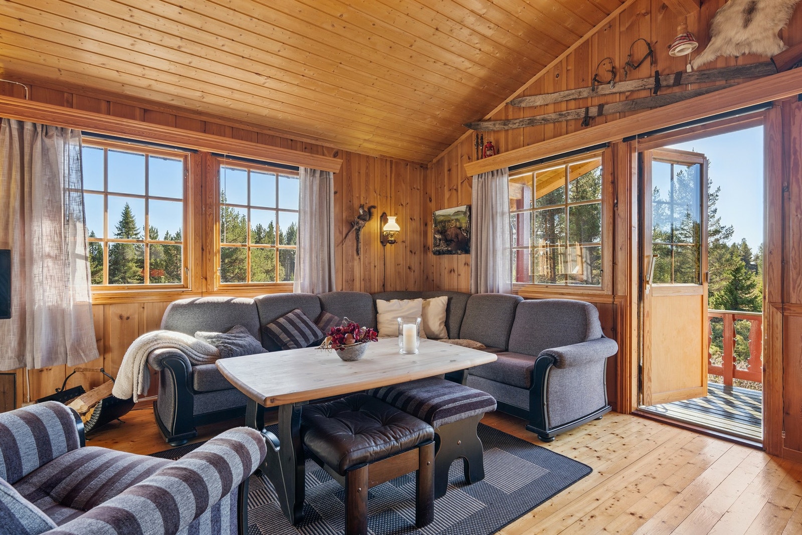 Flere vindusflater slipper inn godt med naturlig lys, og en dør leder ut til terrassen. Galleribilde